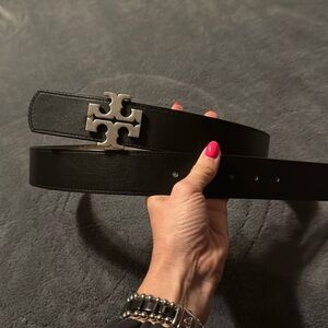 Like new Tory Burch reversible belt in ran and black with silver hardware, small